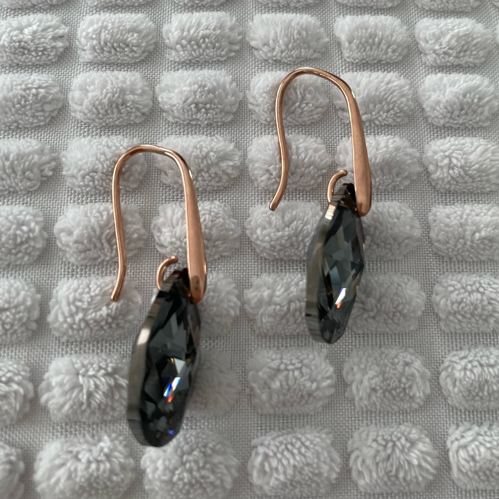 Black Teardrop Pierced Crystal Earrings - Picture 3 of 6